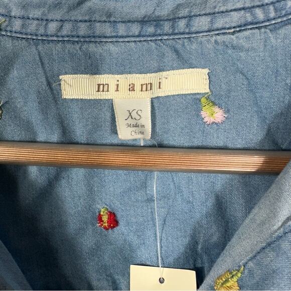 NEW Francesca's Mi Ami Chambray Embroidered Button Down Top Size XS - Picture 4 of 8
